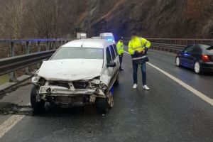 FOTO Valea Oltului blocată pe un sens din cauza a două maşini