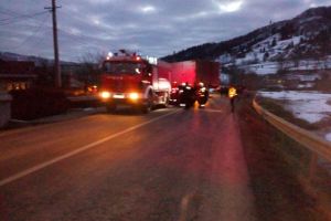 UPDATE. Accident rutier in comuna Pipirig, judetul Neamt. Un autotren a iesit de pe carosabil si a accidentat un pieton (galerie foto) 