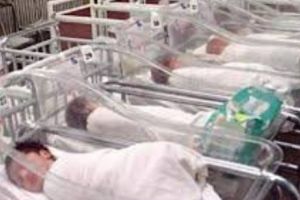 Părinţii pot fi OBLIGAȚI să urmeze CURSURI de ÎNGRIJIRE a nou-născutului. Fără acestea, copilul nu va putea fi SCOS din MATERNITATE