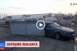 Supărat că ceilalţi mergeau prea încet, un şofer a depăşit coloana şi a intrat într-o poartă