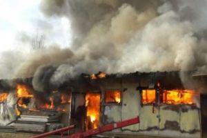 Opt MAȘINI au fost  INCENDIATE. Panică la un service auto. Două imobile ÎN FLĂCĂRI