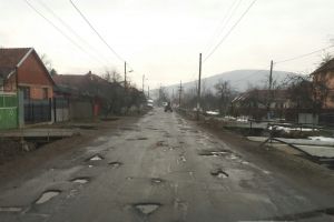 Cum arată un drum judeţean în Bihor. Locuitorii din Popeşti sunt nevoiţi să circule prin gropi şi noroi (FOTO)
