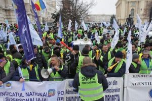 Zeci de poliţişti braşoveni participă la protestul din faţa sediului MAI, la Bucureşti