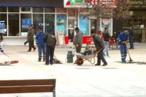 Cârpeală în Piaţa Primăriei