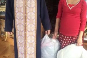 Un preot împarte jucării copiilor sămani