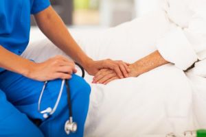 România nu poate asigura îngrijirea paliativă pentru bolnavii cronici