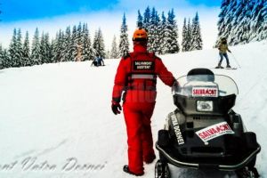 Salvamontiştii dorneni au intervenit de aproape o sută de ori pe pârtiile de schi, de la ...
