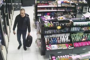 Tânăr căutat pentru furt de parfumuri dintr-un magazin din Suceava