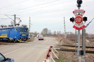 Șoferii, pândiţi de poliţişti la treceri de cale ferată din Sibiu