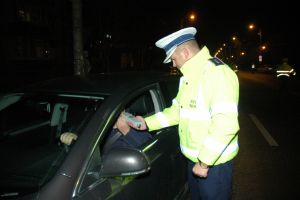 Doi tineri din Satu Mare, rupţi de beţi, au dat ture cu maşina în oraş până au intervenit poliţiştii
