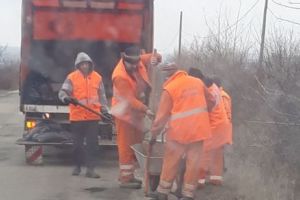 Drumul cu cele mai multe gropi din România a început să fie ”plombat”