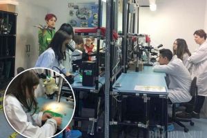 Şcoala... din fabrică: Din această lună, sute de elevi din Bihor vor face orele de ştiinţe în laboratoarele Celestica (FOTO)