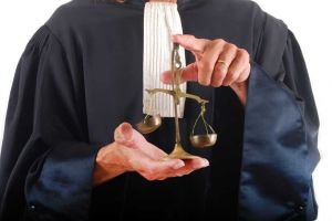Protest al avocaţilor din Baroul Alba în faţa refuzului Ministerului Justiţiei de  renegocia tariful onorariilor din oficiu