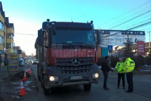 O femeie a fost călcată de o autobasculantă pe str. Gheorghe Doja din municipiul Suceava