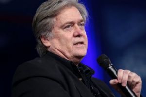 Fosta eminenţă  cenuşie a lui Trump: Sub sacoul lui Macron nu e nimic