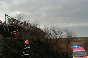 Incendiu la casa din judetul Tulcea. Arde si vegetatia din jur