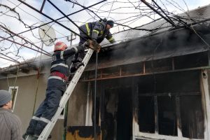 Un bihorean, transportat de urgenţă la Spitalul de Arşi din Bucureşti, după ce a încercat să stingă incendiul izbucnit în casa mamei sale (FOTO)