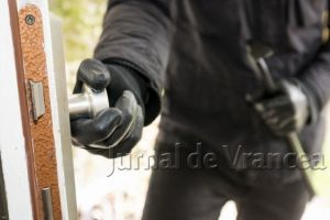 Trei bărbaţi cu cagule, care au tâlhărit un vrâncean în propria casă, în toamnă, au fost prinşi de poliţie