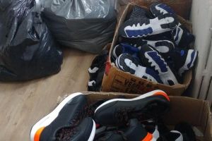 Sute de perechi de adidaşi contrafăcuţi, confiscaţi de poliţişti