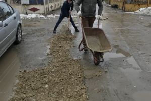 Romii din Meteor, la roabă şi lopată pentru a scăpa de gropi!