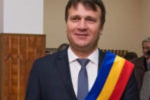 Primarul comunei Zăvoi acoperă 6 km de străzi cu 6 milioane de lei