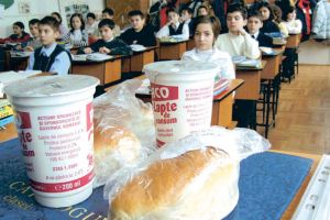 Pe lângă lapte şi corn, elevii vor avea şi fructe. Care sunt produsele de panificaţie care se pot distribui