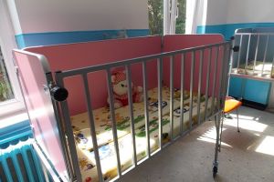 Anchetă la Secţia de Pediatrie a spitalului din Făgăraş. O mamă a devenit agresivă cu bebeluşul de cinci luni