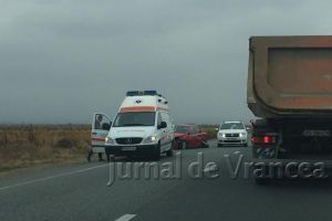 ULTIMĂ ORĂ: Maşină răsturnată în apropiere de Adjud