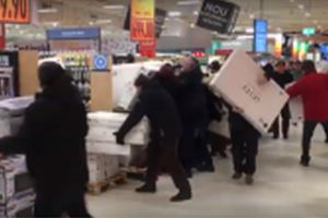 VIDEO Televizoarele sunt noile tigăi. Băcăuanii s-au bătut pe ele la deschiderea unui hipermarket
