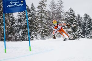 Copiii se întrec la schi alpin. A doua ediţie Braşov Kids Trophy, gata de start