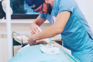 Victimele falsului medic, linie telefonică specială pentru a oferi informaţii