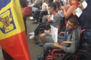 Protest in fata Prefecturii Braila. Parintii copiilor cu dizabilitati ies in strada