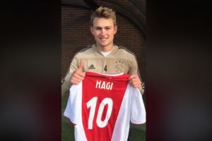 Tricou personalizat din partea clubului olandez Ajax Amsterdam pentru Gica Hagi