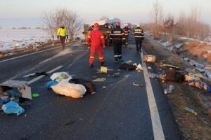 Nu au mai apucat să ajungă la muncă în Italia… Un microbuz, implicat într-un GRAV ACCIDENT soldat cu DOI MORȚI şi OPT RĂNIȚI