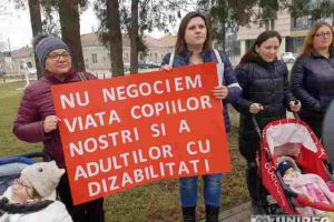 LIVE VIDEO, FOTO| PROTEST în faţa Prefecturii din Alba Iulia: Nu negociem viaţa copiilor noştri şi a adulţilor cu dizabilităţi
