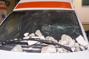 FOTO Bucăţi de tencuială căzute pe o ambulanţă, chiar în curtea spitalului din Mediaş