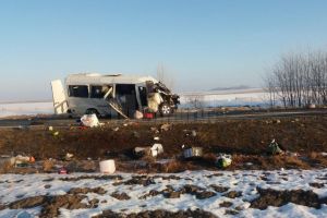 Doi morţi şi şapte răniţi după ce un microbuz şi o autoutilitară s-au ciocnit la Sasca Nouă