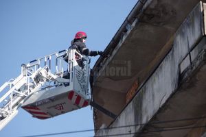 Pompierii, solicitaţi să intervină pentru a da jos tencuiala de pe un bloc din centrul Sucevei