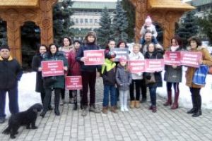 Protest la Prefectura Maramures al parintilor copiilor cu dizabilitati
