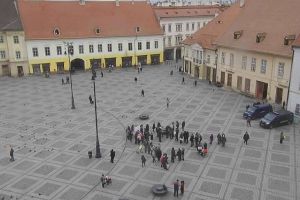 FOTO Zeci de persoane cu dizabilităţi s-au adunat la miting în Piaţa Mare