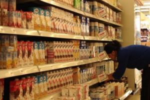 ALERTĂ alimentară. Cum sunt PĂCĂLIŢI românii. Controale în TOATĂ ţara