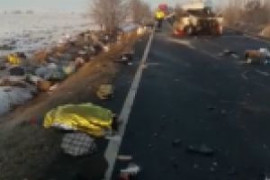 Accident pe DN2E soldat cu 2 morti si 7 raniti. Pasagerii microbuzului cautau o viata mai buna in Italia