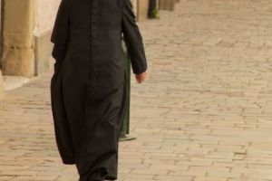 Fiul adoptiv al unui preot, consumator de etnobotanice, suspectat că a înjunghiat o femeie 