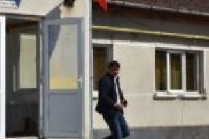 Primarul comunei Zăvoi acoperă 6 km de străzi cu 6 milioane de lei