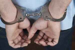 Bărbat din Cugir, REȚINUT de poliţişti pentru FURT. A sustras împreună cu un minor piese din aluminiu şi fontă din incinta unei societăţi comerciale, în valoare de 9.300 de lei