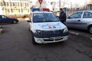 Maşină de poliţie implicată într-o tamponare, după ce agentul de la volan nu a acordat ...