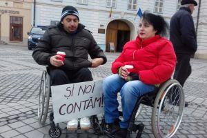 UPDATE VIDEO FOTO Zeci de persoane cu dizabilităţi s-au adunat la miting în Piaţa Mare