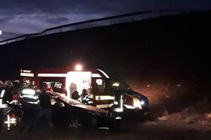 O tânără din Vrancea s-a răsturnat cu maşina lângă un pod din satul Traian