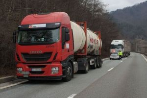 FOTO Trafic blocat pe Valea Oltului din cauza unui TIR