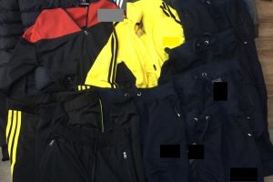 Îmbrăcăminte contrafăcută, confiscată de poliţişti